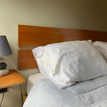פורטו נטאלס Hostal Los Pioneros מראה חיצוני תמונה