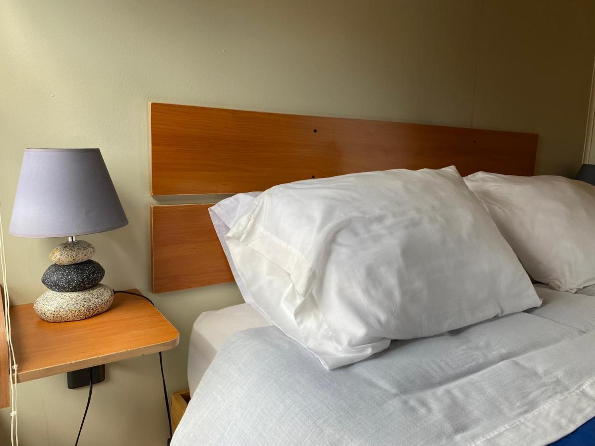 פורטו נטאלס Hostal Los Pioneros מראה חיצוני תמונה