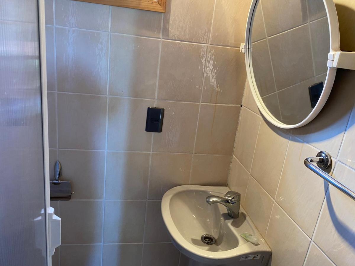 פורטו נטאלס Hostal Los Pioneros מראה חיצוני תמונה
