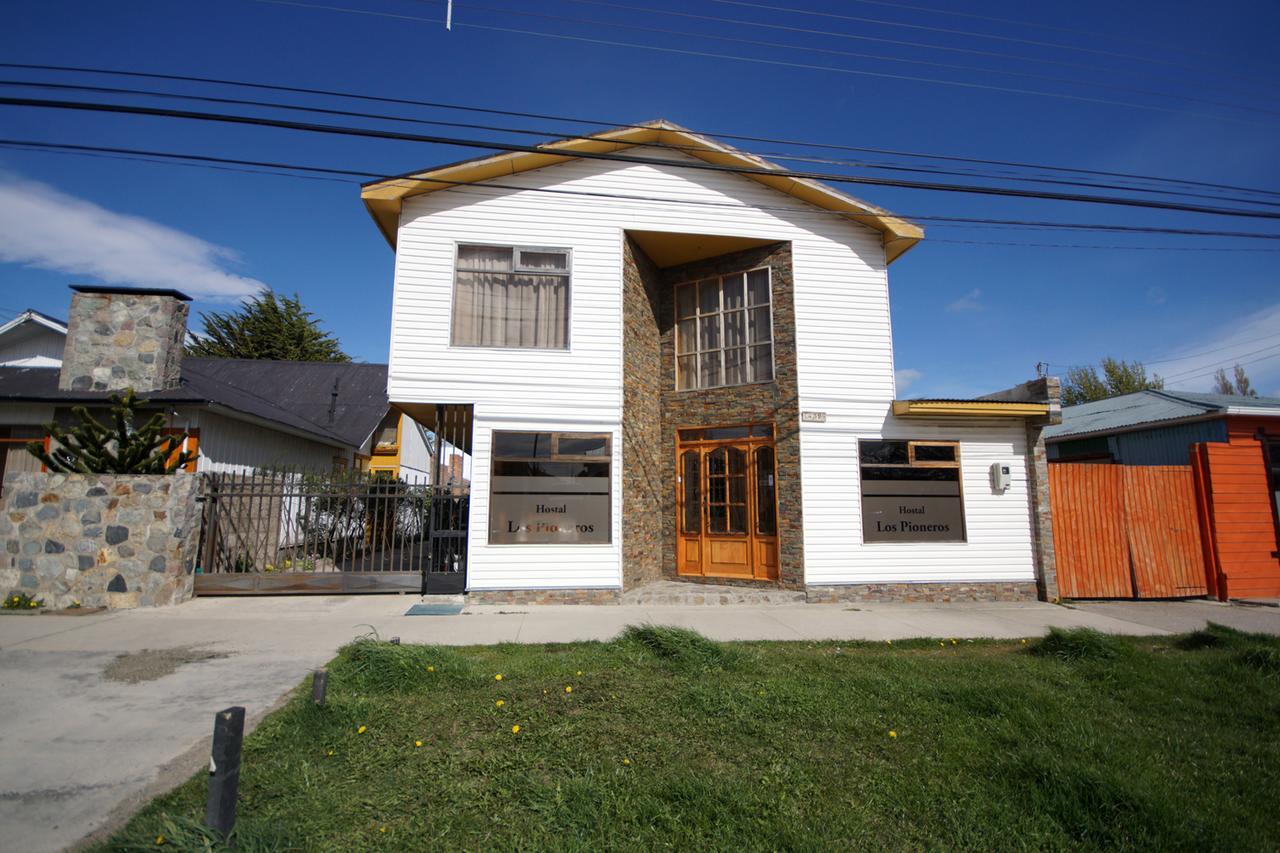 פורטו נטאלס Hostal Los Pioneros מראה חיצוני תמונה