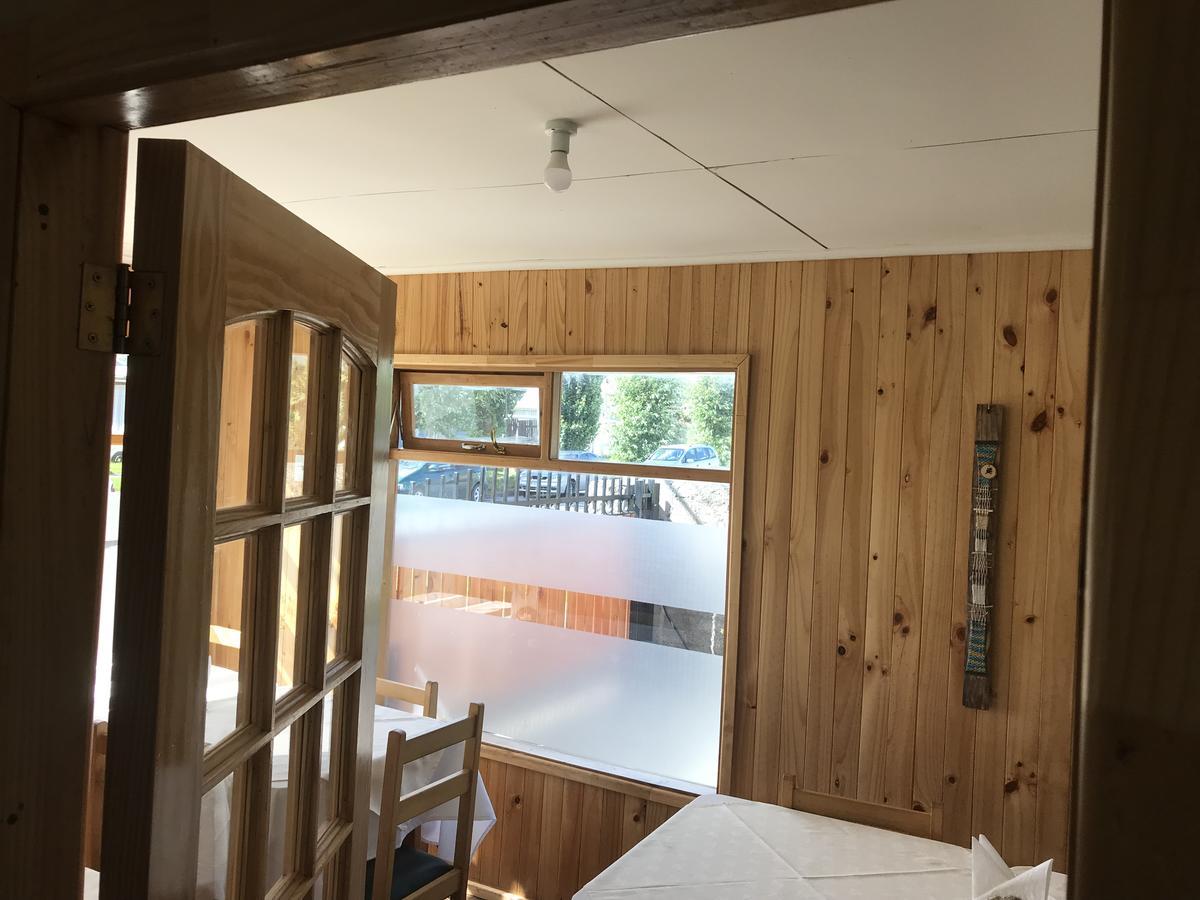 פורטו נטאלס Hostal Los Pioneros מראה חיצוני תמונה
