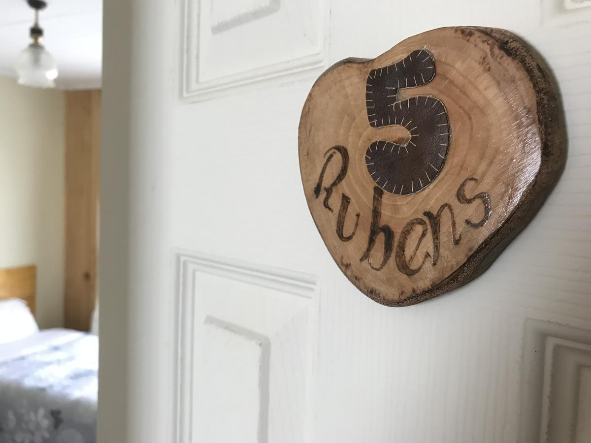 פורטו נטאלס Hostal Los Pioneros מראה חיצוני תמונה